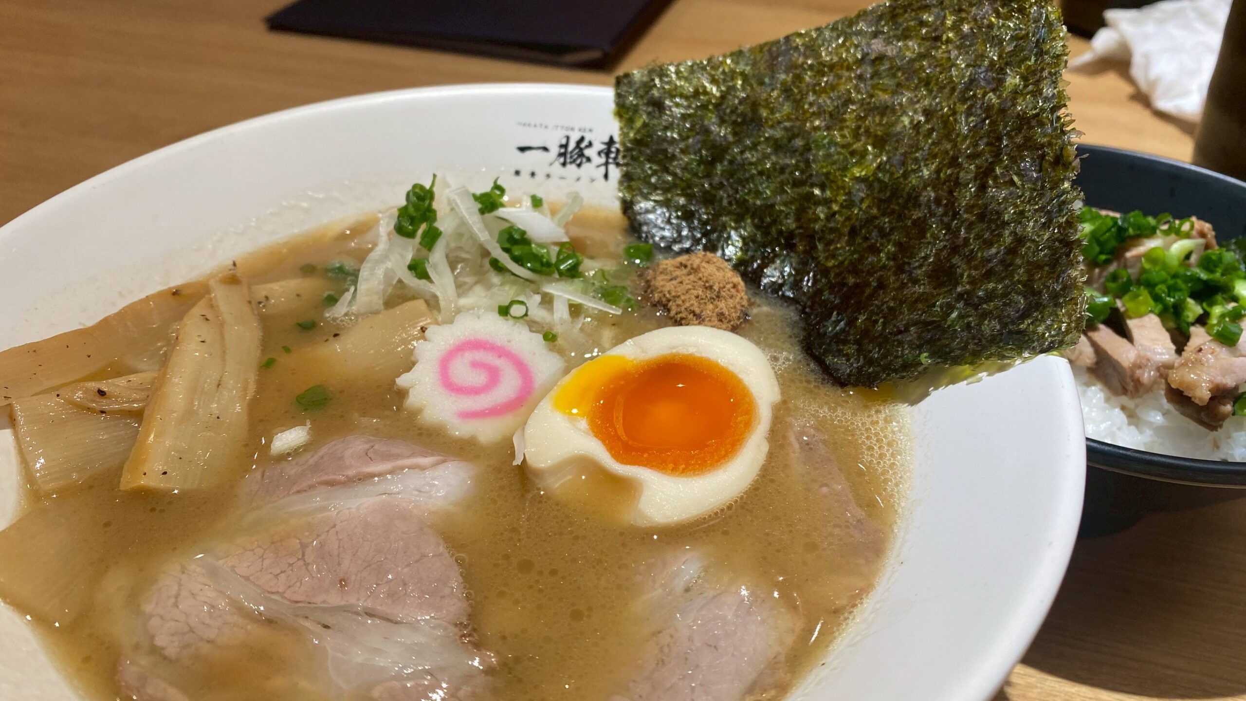 豚骨ラーメン 博多一豚軒 とんこつラーメン　白