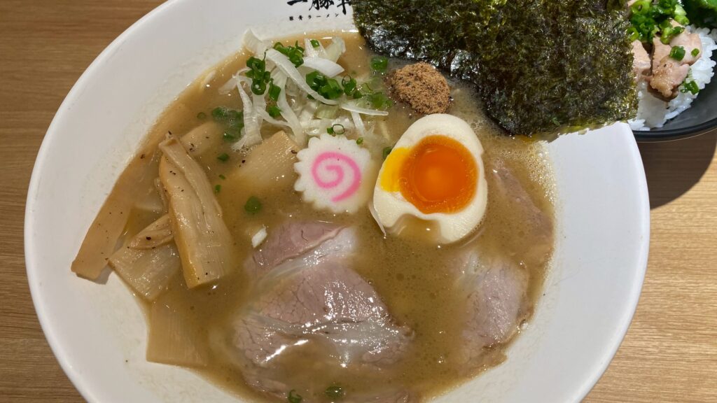 博多 一豚軒 白玉らーめん 元味 スープと細麺